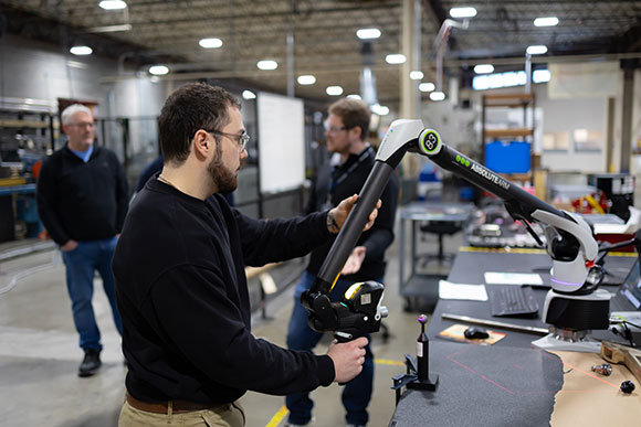 Funcionários da Hydrasearch discutindo produtos em um evento do setor.
