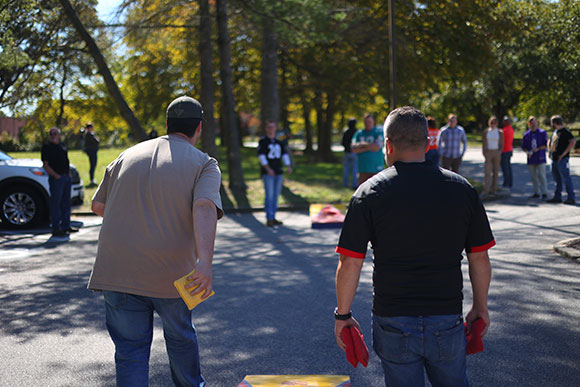 Foto de grupo da equipe Hydrasearch em um evento fora da empresa.
